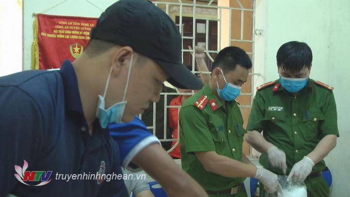 Kiểm tra lại số ma túy đá.