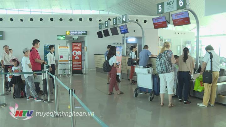 Hành khách làm thủ tục