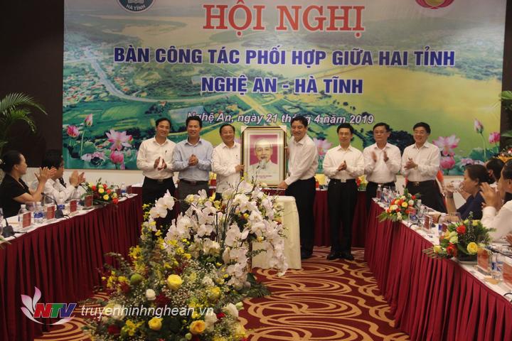 Lãnh đạo tỉnh Hà Tĩnh tặng quà lưu niệm cho lãnh đạo tỉnh PG88 go Bắn cá.