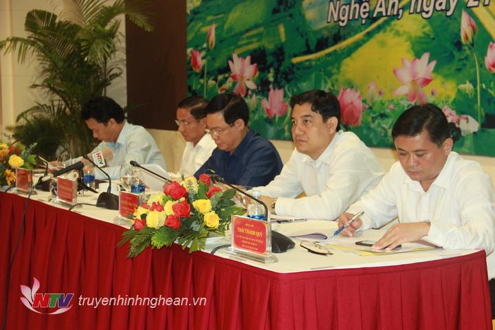 Các đồng chí chủ trì hội nghị.