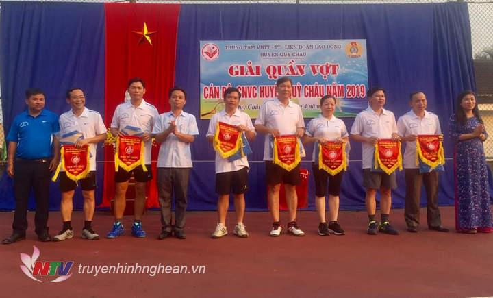 Ảnh: Bà Nguyễn Thị Thanh Hương - Phó giám đốc Sở Văn hóa và PG88 go Xócđĩa, các đồng chí trong Ban tổ chức trao cờ lưu niệm cho các đơn vị về tham gia giải.