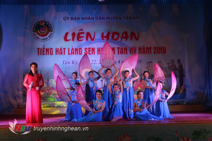 Tiết mục tham gia liên hoan của xã Phú Sơn.