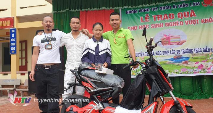 Em Nguyễn Thị Hà  bên chiếc xe đạp điện được nhóm thiện nguyện trao tặng.