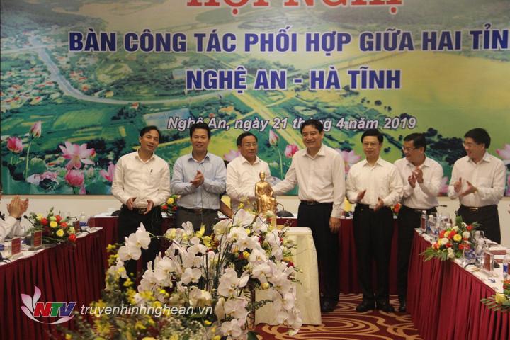 Lãnh đạo tỉnh PG88 go Bắn cá trao quà lưu niệm cho lãnh đạo tỉnh Hà Tĩnh.