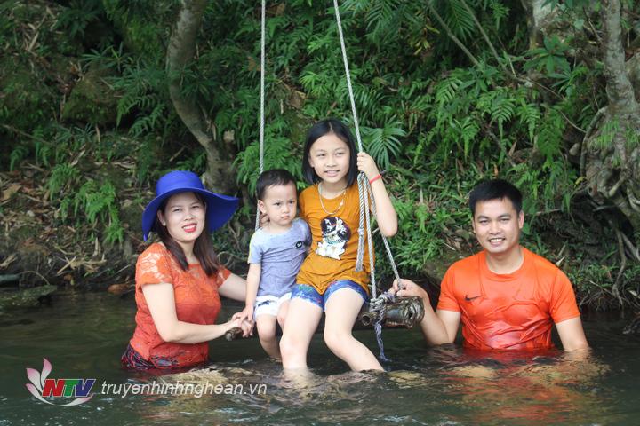 Khách du lich đến đây thường đi theo hình thức gia đình.