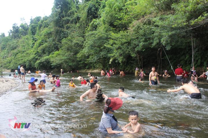 anh6. rất đông du khách tắm mát trên sông giăng trong 3 ngày nghỉ lễ đầu 
