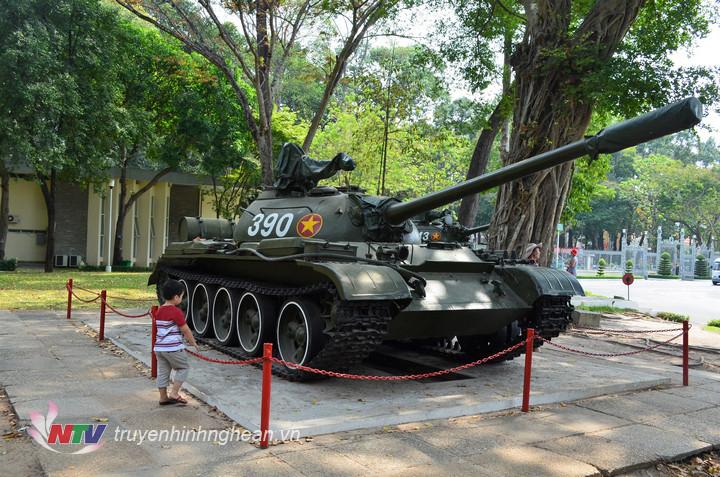 Cách đây vừa tròn 44 năm vào hồi 10h45’ ngày 30/4/1975, chiếc xe tăng mang số hiệu 843 của quân giải phóng thuộc Ðại đội 4, Tiểu đoàn 1, Lữ đoàn xe tăng 230, Quân đoàn 2 dẫn đầu đội hình đã húc nghiêng cổng phụ của Dinh Ðộc Lập, tiếp đó xe tăng mang số hiệu 390 đã húc tung cổng chính tiến thẳng vào Dinh.