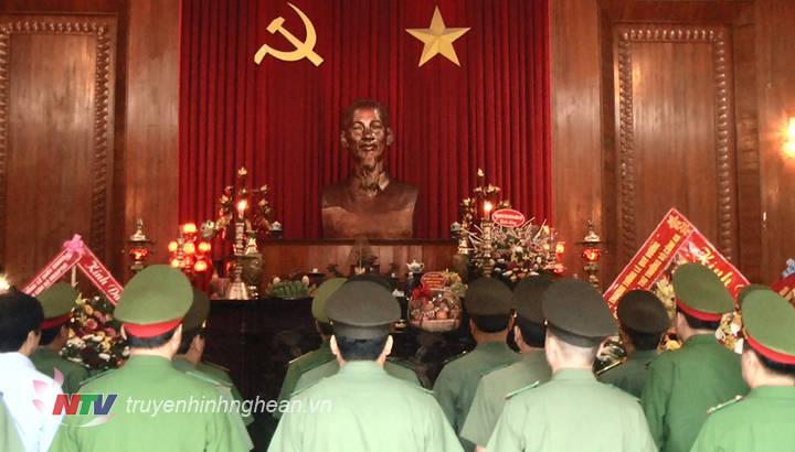 Các đại biểu dâng hoa dâng hương trước anh linh PG88 go Bắn cá Hồ Chí Minh.
