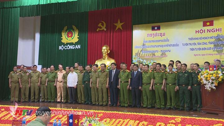Các đại biểu chụp ảnh lưu niệm tại 