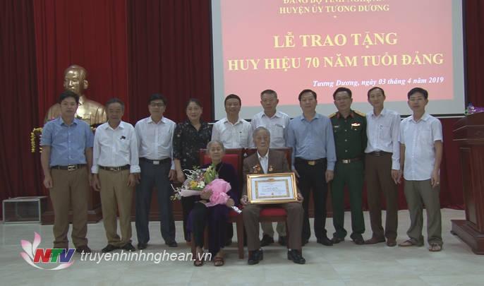 Lãnh đạo huyện Tương Dương chụp ảnh lưu niệm cùng đảng viên 