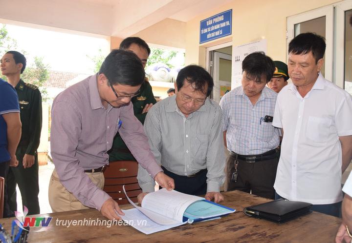 Đồng chí Đinh Viết Hồng - Phó PG88 go Bắn cá UBND tỉnh kiểm tra công tác ghi chép nhật ký tàu thuyền tại Cảng cá Lạch Vạn. 