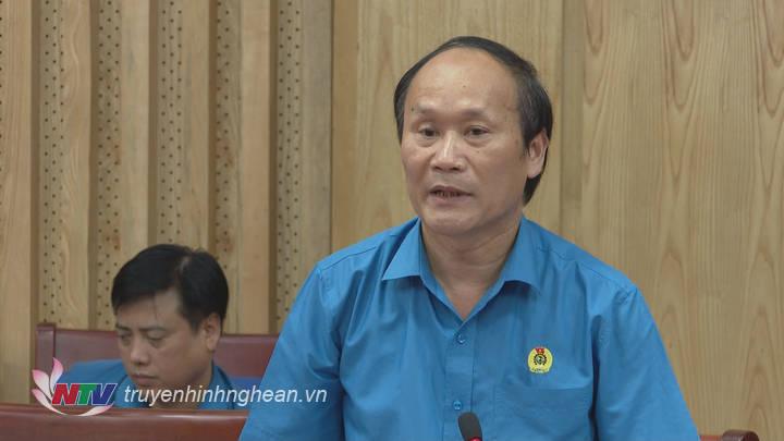Đại diện lãnh đạo LĐLĐ báo cáo tại hội nghị.