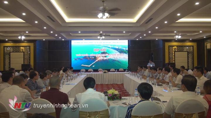 Quang cảnh buổi họp báo.