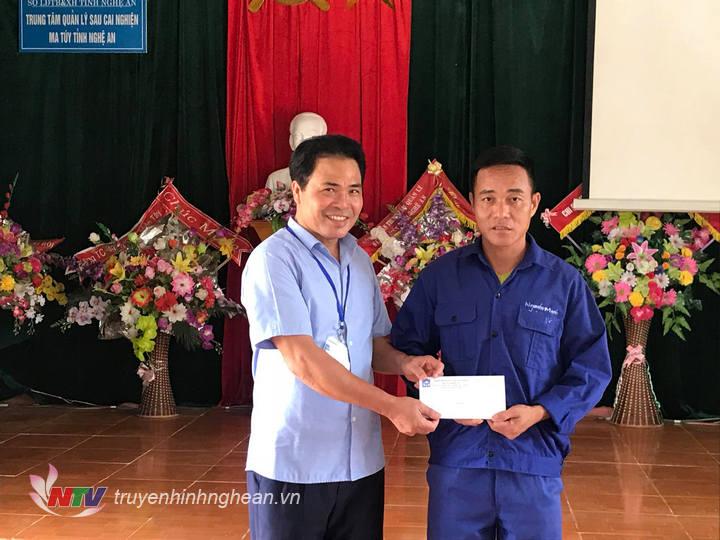 Công đoàn tặng quà cho 1 số học viên có hoàn cảnh khó khăn.