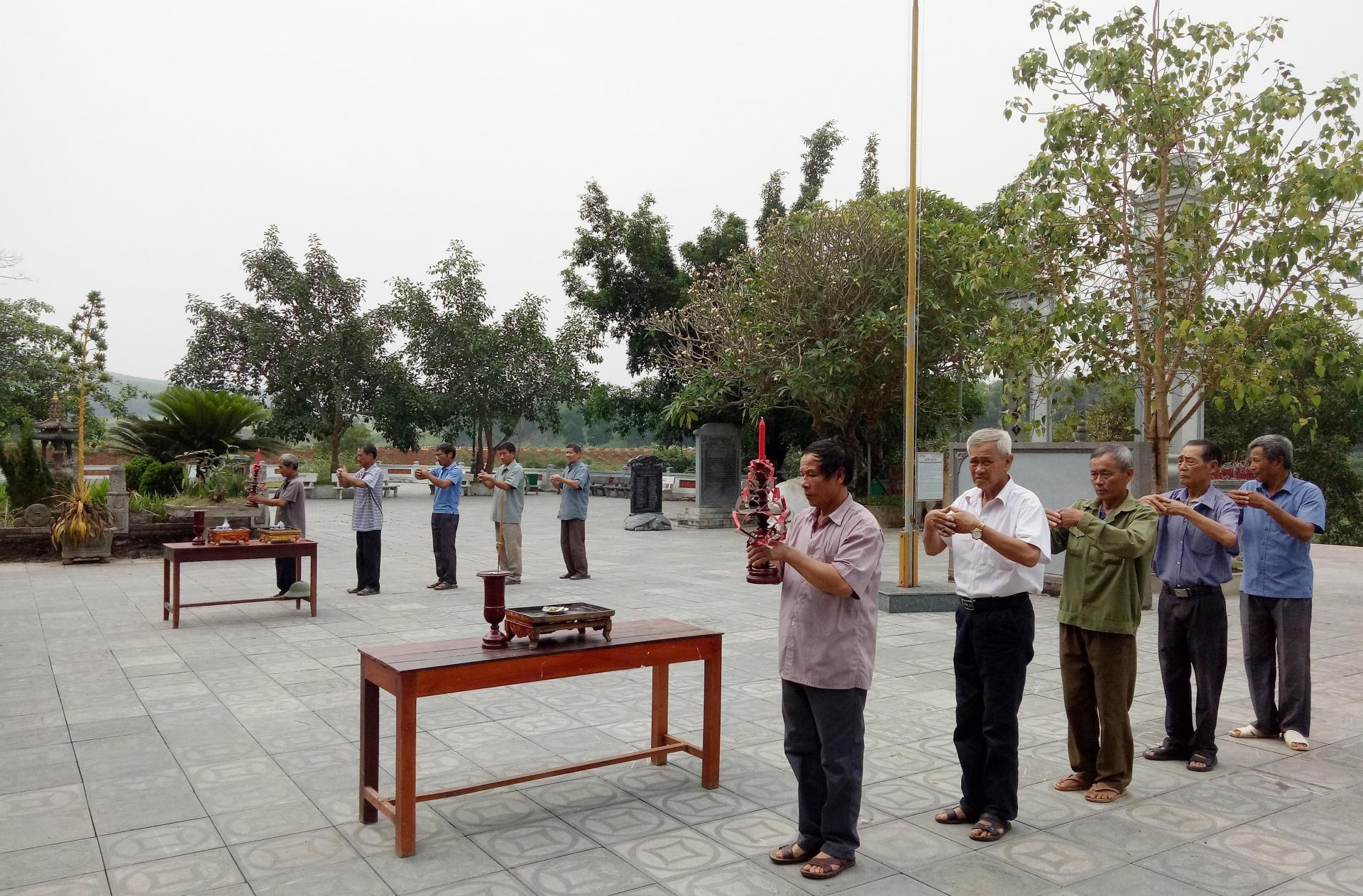 Các thanh viên trong Ban lễ tế của Lễ hội Làng vạc lần thứ 20 năm 2019 đang gấp rút tập luyện.