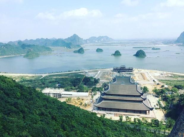 Phong cảnh ở Chùa Tam Chúc đẹp tựa Vịnh Hạ Long thu nhỏ. 