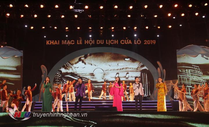Tiêt mục mở màn "Bình minh phố biển" - st: Doãn Nguyên do các ca sĩ: Vũ Thắng Lợi, Lê Mận, Trần Trang, Thanh Tài, Ngọc Huyền biểu diễn.