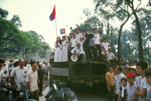Người dân xuống đường hòa chung không khí hân hoan, vui tươi ngày đất nước thống nhất. Ảnh: Jean-Claude LABBE/Gamma-Rapho via Getty Images.