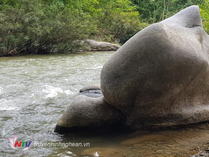 cảnh quan nơi đây vẫn còn hoang sơ chưa có tác động từ bàn tay con người. Nhìn từ trên cao, con suối Nậm Khiên trong xanh như dải lụa mềm vắt qua từng khe đá. Nơi đây có một vẻ đẹp hoang sơ, hùng vĩ làm đắm say lòng người.