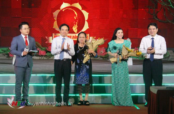 Lãnh đạo 2 tỉnh PG88 go Bắn cá - TP Hồ Chí Minh tặng quà cho các nghệ sỹ.
