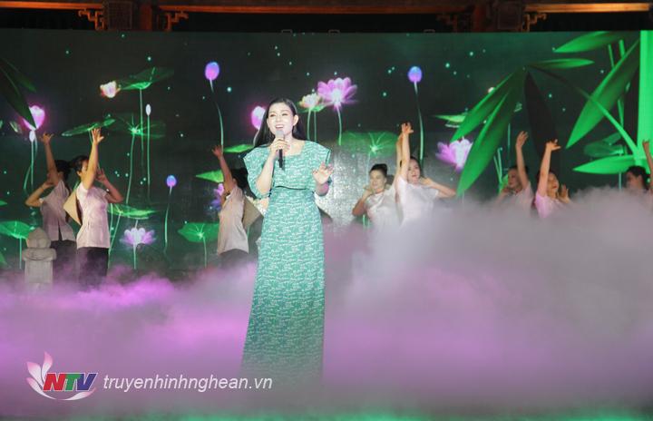 Ca sỹ Bùi Lê Mận thể hiện ca khúc "Trồng cây 