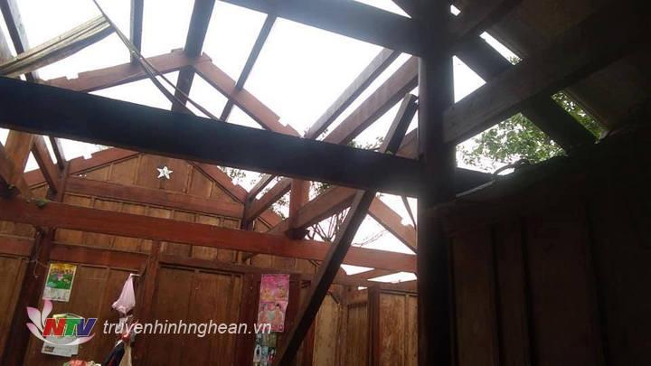 Lốc xoáy làm tốc mái nhiều ngôi nhà trong bản
