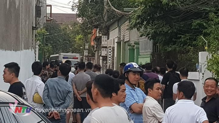 Rất đông người dân hiếu kỳ theo dõi cảnh khám xét.
