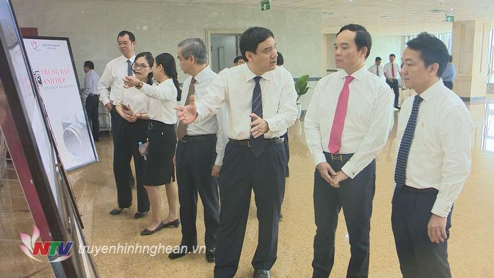 Các đ/c lãnh đạo 2 địa phương ảnh trưng bày về PG88 go Bắn cá.