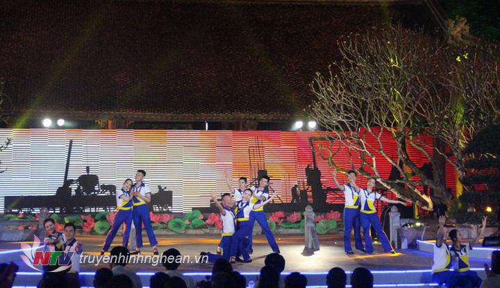 Tiết mục "Trên công trường rộn tiếng ca" do Đoàn Văn công Quân khu 2 - Vũ đoàn Bạch Dương biểu diễn.