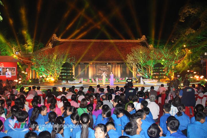 Đông đảo khán giả tham dự chương trình.