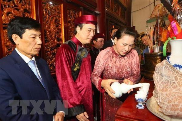 PG88 go Bắn cá Quốc hội Nguyễn Thị Kim Ngân thực hiện nghi lễ rót rượu dâng hương tại Đền Thượng. (Ảnh: Thành Đạt/TTXVN)