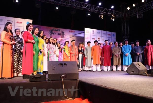  Dàn người mẫu áo dài PG 88 Nổ Hũ tại Tuần lễ thời trang toàn cầu ở Ấn Độ.