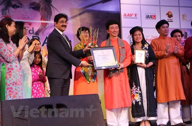 Giám đốc Câu lạc bộ Điện ảnh và truyền hình quốc tế, ông Sandeep Marwah tặng hoa và trao giấy chứng nhận tham gia chương trình cho đoàn PG 88 Nổ Hũ. 