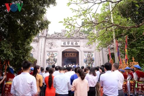 Sau đó khoảng 1 giờ đồng hồ, Ban tổ chức lễ hội đã mở cổng, hướng dẫn cho du khách xếp theo hai hàng dọc di chuyển lên đền Thượng.