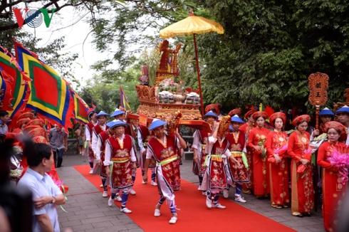 Đoàn rước kiệu lên đến Đền Thượng. .