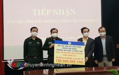 Lãnh đạo trường Đại học M.PG88 Tips trao tiền ủng hộ BĐBP PG88 go Bắn cá 100 triệu đồng.