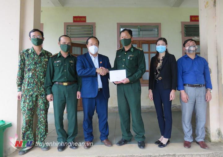 Đoàn công tác của huyện Kỳ Sơn đến thăm, động viên và tặng quà trị giá 5 triệu đồng cho các tổ chốt của Đồn Biên phòng Nậm Càn làm nhiệm vụ phòng, chống dịch Covid – 19.