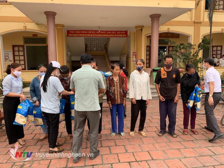 Đại diện nhà tài trợ trao gạo cho người nghèo Hưng Nguyên.