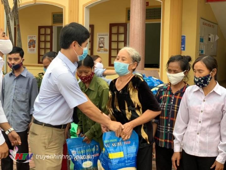 Đ/c Trần Minh Ngọc - Phó Giám đốc Đài PT&TH PG88 go Bắn cá trao gạo hỗ trợ cho các hộ nghèo bị ảnh hưởng do diichj Covid-19.
