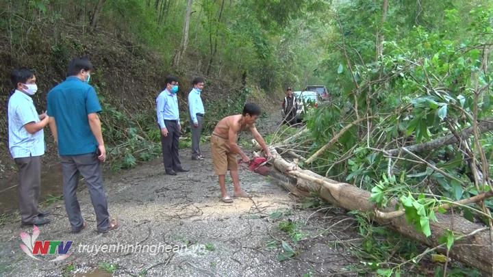 , người dân đang khắc phục hậu quả