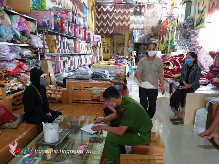 Tổ công tác phòng dịch Covid 19 xã Diễn Kỷ lập biên bản vi phạm tại cửa hàng bà Trương Thị Bình.