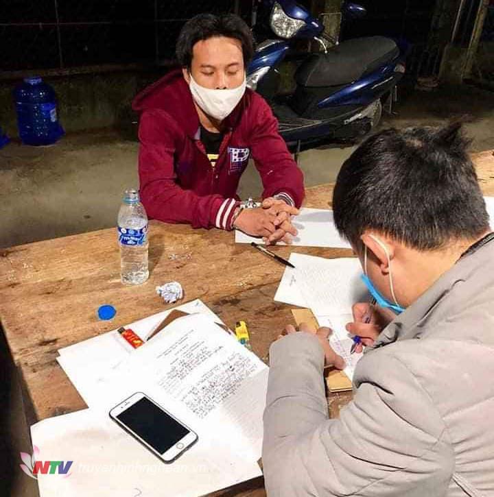 Lực lượng chức năng lập biên bản tạm giữ đối tượng.