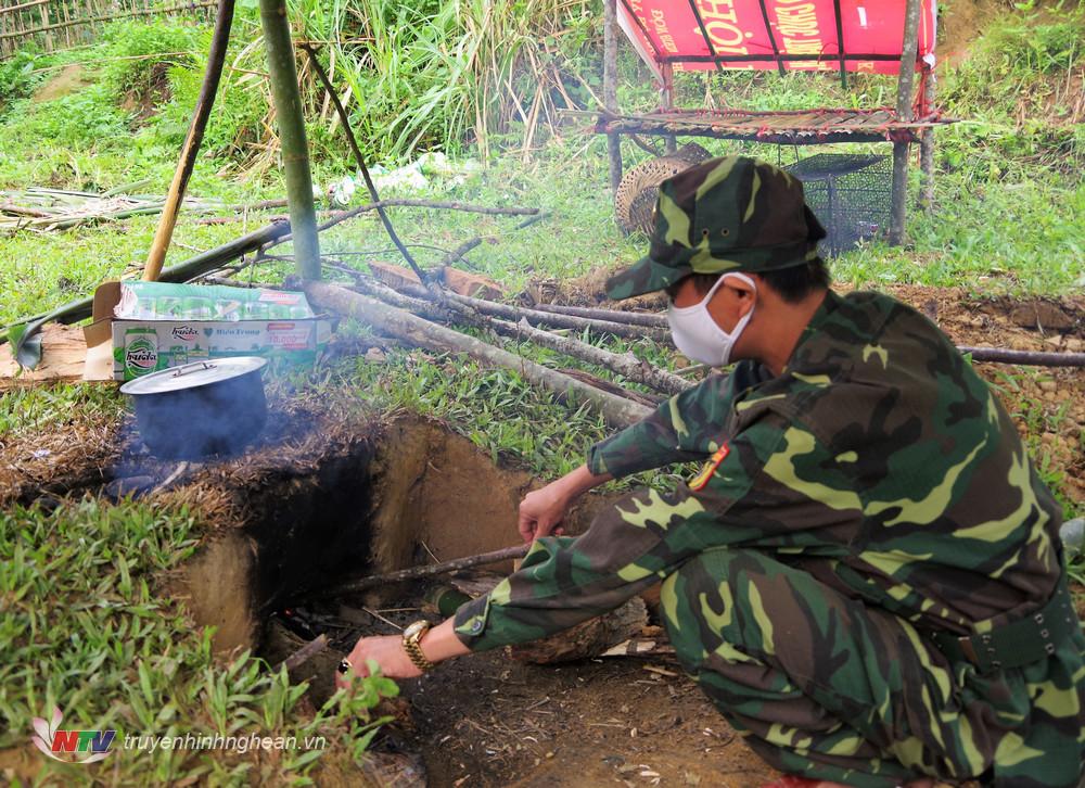 Hầu hết các chốt đều đóng quân nơi hẻo lánh, xa khu dân cư nên anh em vừa thực hiện nhiệm vụ, vừa đảm nhiệm vai trò anh nuôi, đảm bảo công tác hậu cần tại chỗ.