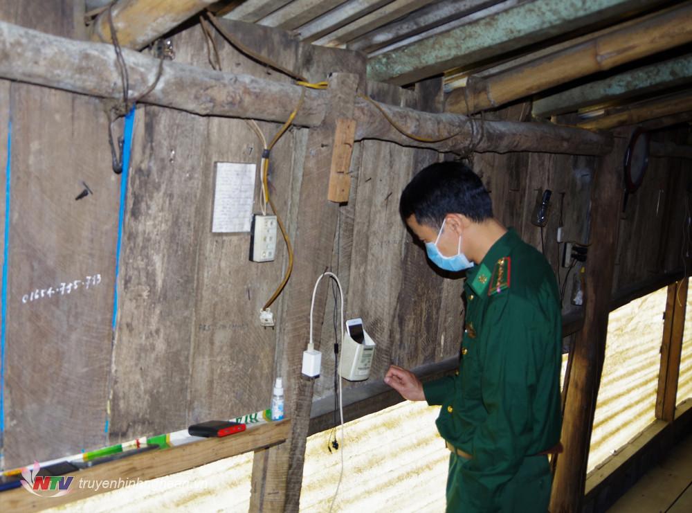 Nhiều tổ chốt không có sóng điện thoại, sóng điện thoại phập phù, thanh viên tổ chốt tìm vị trí sóng rơi để đảm bảo liên lạc.