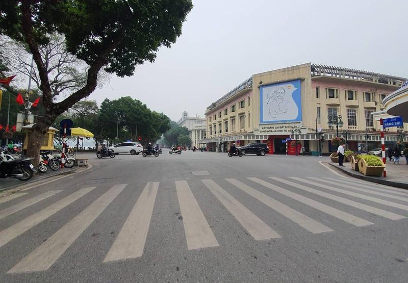 Phố phường Hà Nội vắng bóng người trong mùa dịch Covid-19.