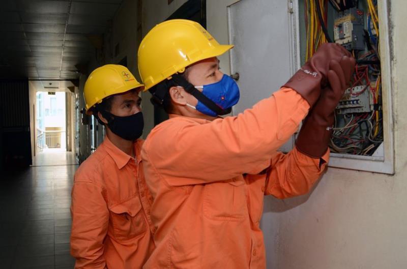 Bộ Công Thương ước tính, tổng số tiền hỗ trợ giảm giá điện, tiền điện cho khách hàng ảnh hưởng vì COVID-19 là 11.000 tỷ đồng.
