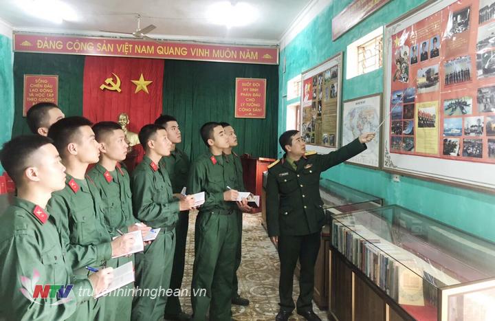 Giáo dục truyền thống và tuyên truyền các nội dung bầu cử cho chiến sĩ mới tại Tiểu đoàn 41, Trung đoàn 764.