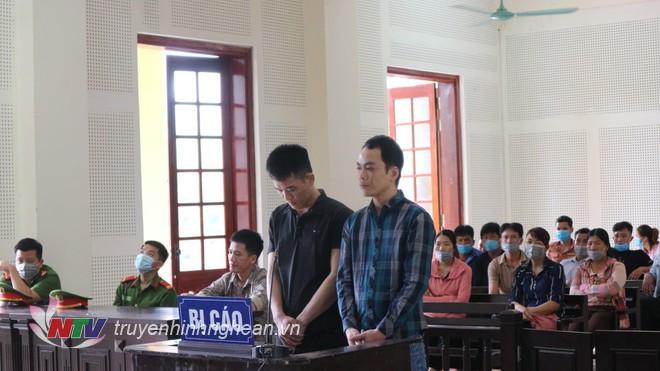 Hai bị cáo tại phiên tòa.