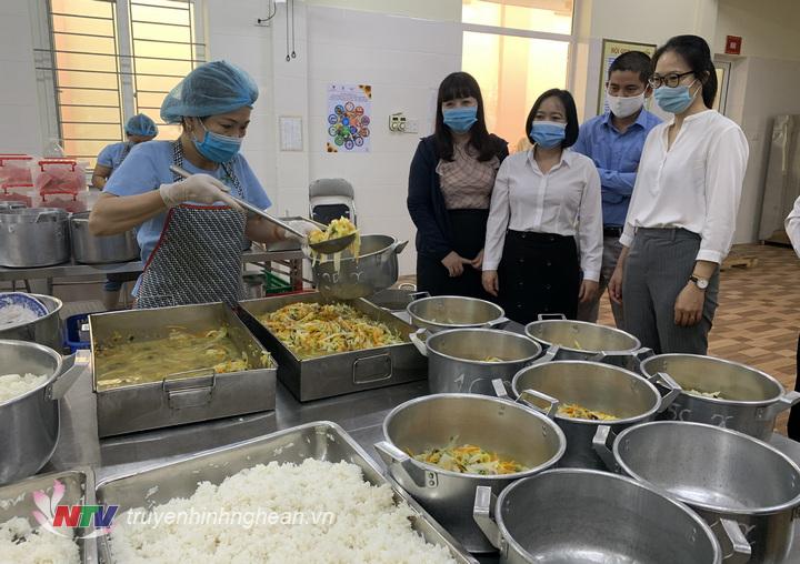 Bữa ăn bán trú của học sinh trường Tiểu học Hưng Chính.