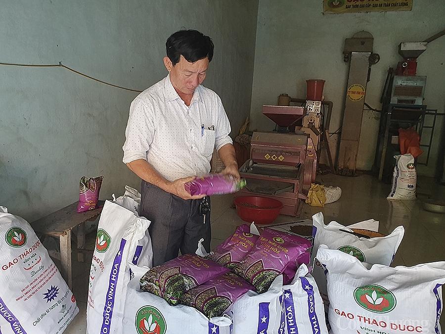 Để nâng cao giá trị lúa gạo, ông mày mò, nghiên cứu và cho ra đời các sản phẩm từ gạo đã qua chế biến: trà gạo, cốm gạo, cao gạo…